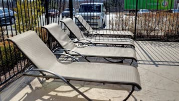 Piscina externa sazonal, funciona das 9h às 22h, guarda-sóis