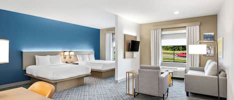 Een bureau, een laptopwerkplek, verduisterende gordijnen