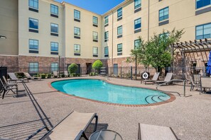 Sesongbasert utendørsbasseng, bassengparasoller og solsenger