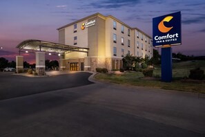 A Comfort Inn & Suites building with a covered entrance and a signboard.