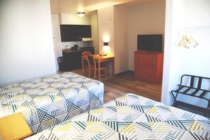 40-inch flat-screen TV with digital channels, TV - Studio 6 Bakersfield, CA (Bakersfield)