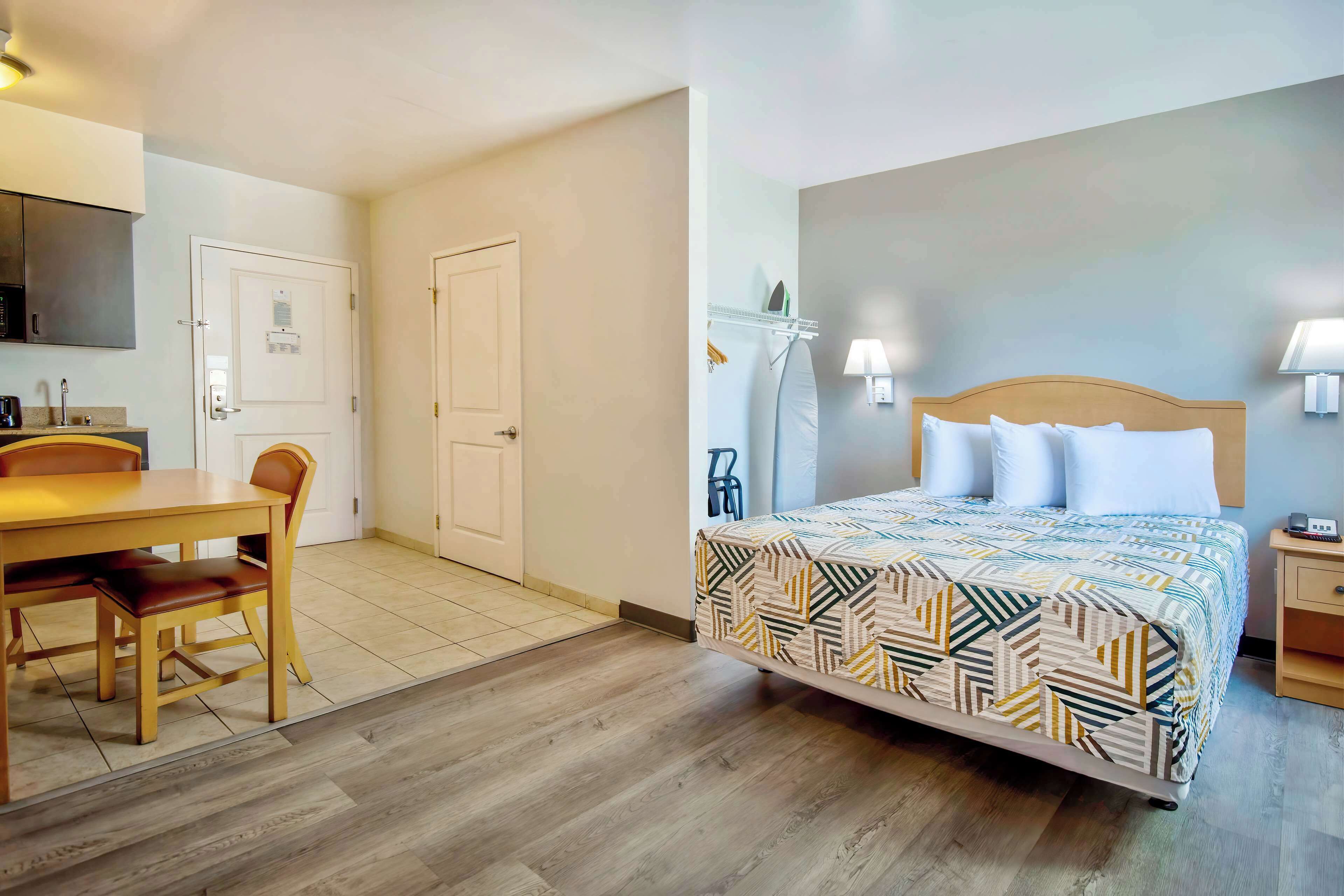 Een laptopwerkplek, verduisterende gordijnen