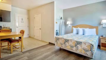 Een laptopwerkplek, verduisterende gordijnen