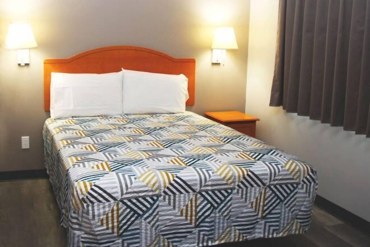 Laptop workspace, blackout curtains, iron/ironing board, free WiFi