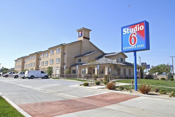 Exterior - Studio 6 Bakersfield, CA (Bakersfield)