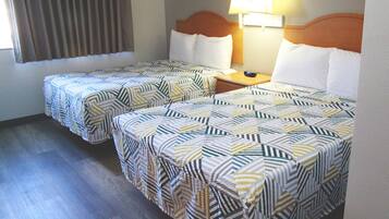 Espacio para trabajar con laptop y cortinas blackout