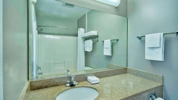 Combined shower/bathtub, towels