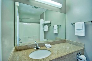 Combined shower/tub, towels