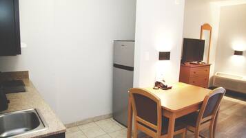 Réfrigérateur, micro-ondes, plaque de cuisson, cafetiÚre/bouilloire