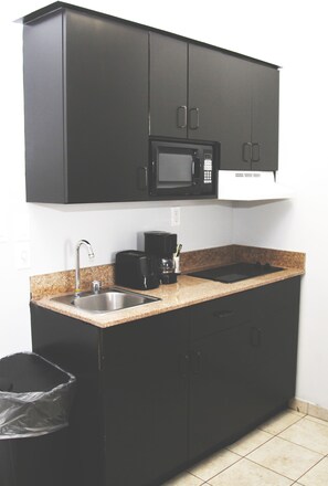 Fridge, microwave, stovetop, coffee/tea maker - Studio 6 Bakersfield, CA (Bakersfield)