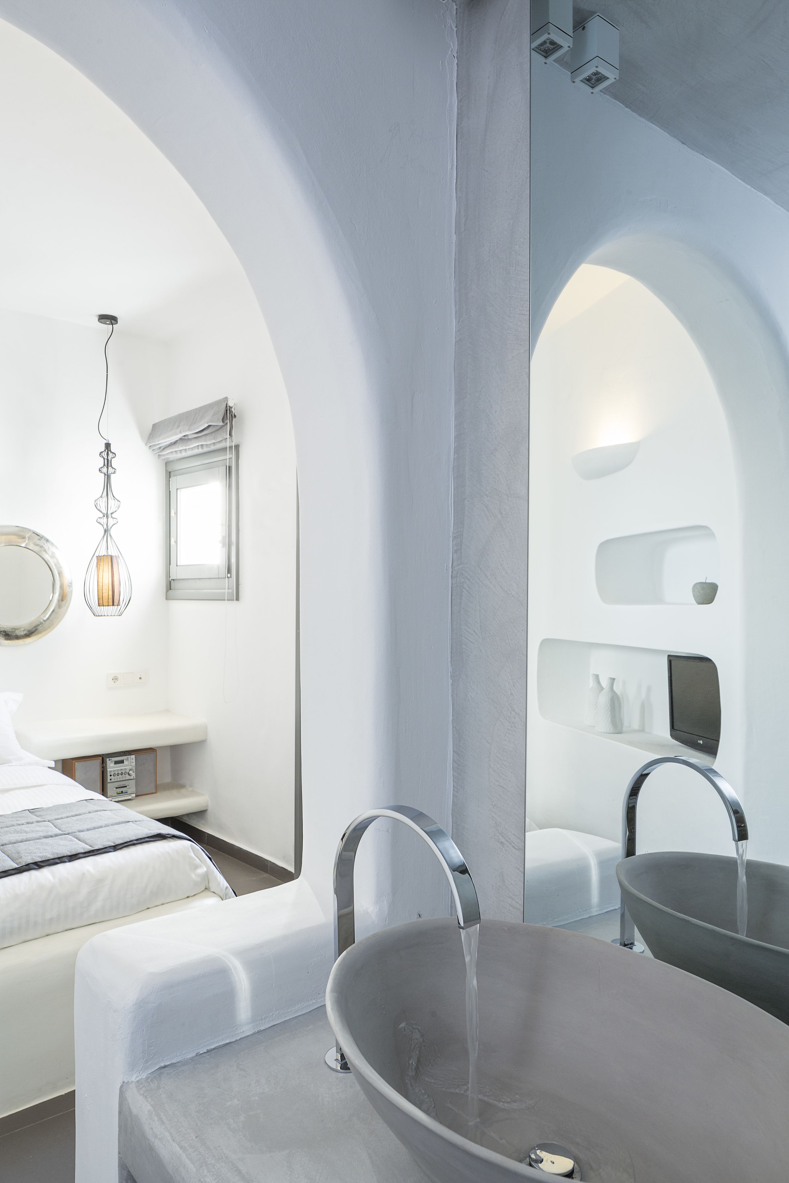 Een moderne badkamer met een vrijstaand bad, een grote spiegel en een wit badkamermeubel.