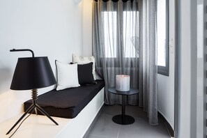 Dobbeltrom, sjøutsikt | Oppholdsområde | En 28-tommers plasma-TV med Parabol-TV samt TV