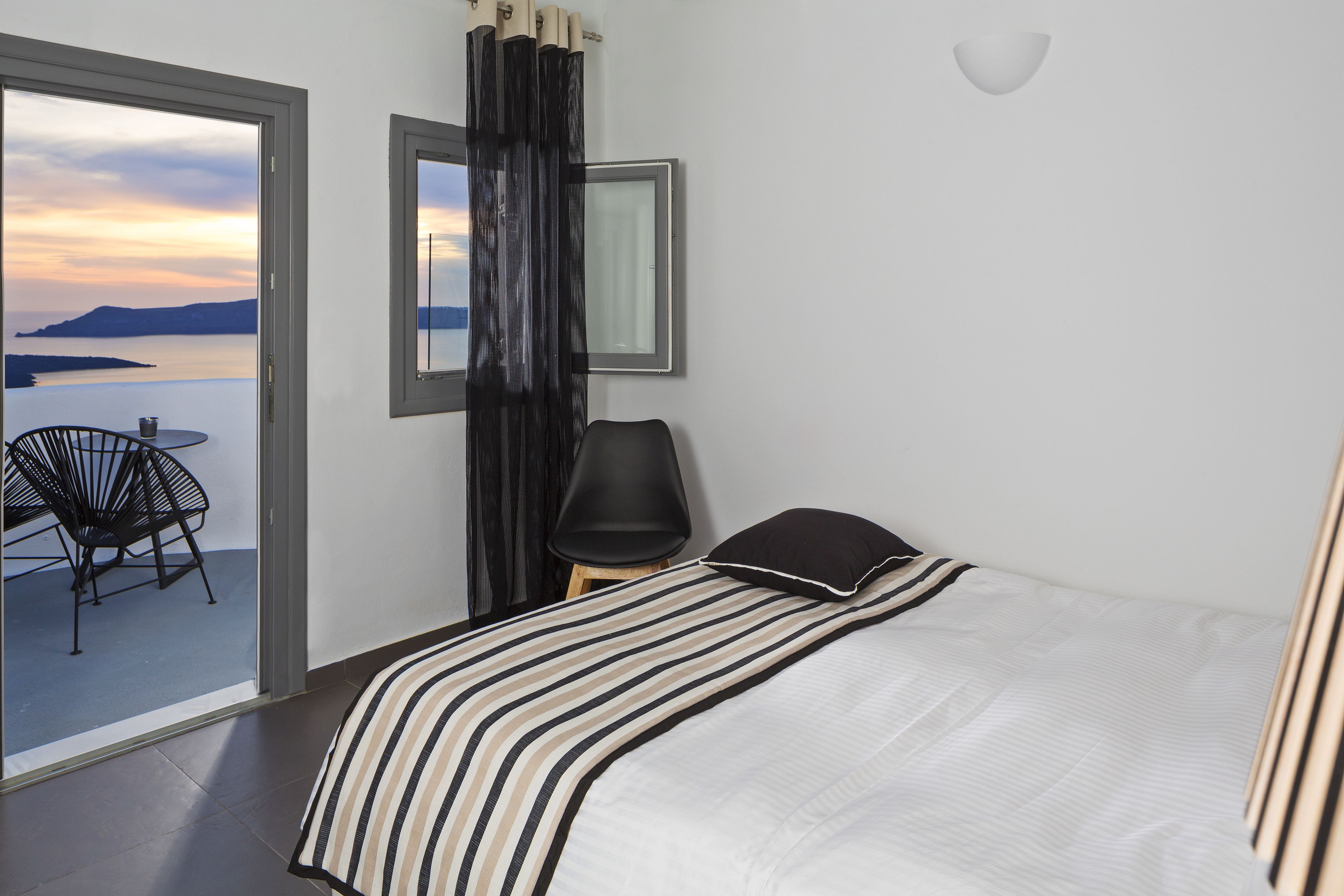 Ropa de cama de alta calidad, colchones con pillow-top y minibar 