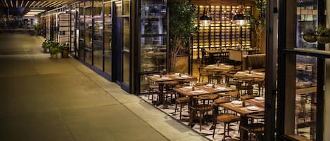 2 restaurantes, se sirven comidas, cenas y cocina americana