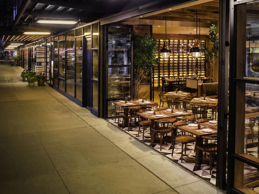 2 restaurantes; se sirven almuerzos, cenas y cocina americana