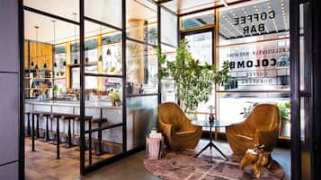 2 restaurants servant le déjeuner et le dßner, plats Cuisine américaine