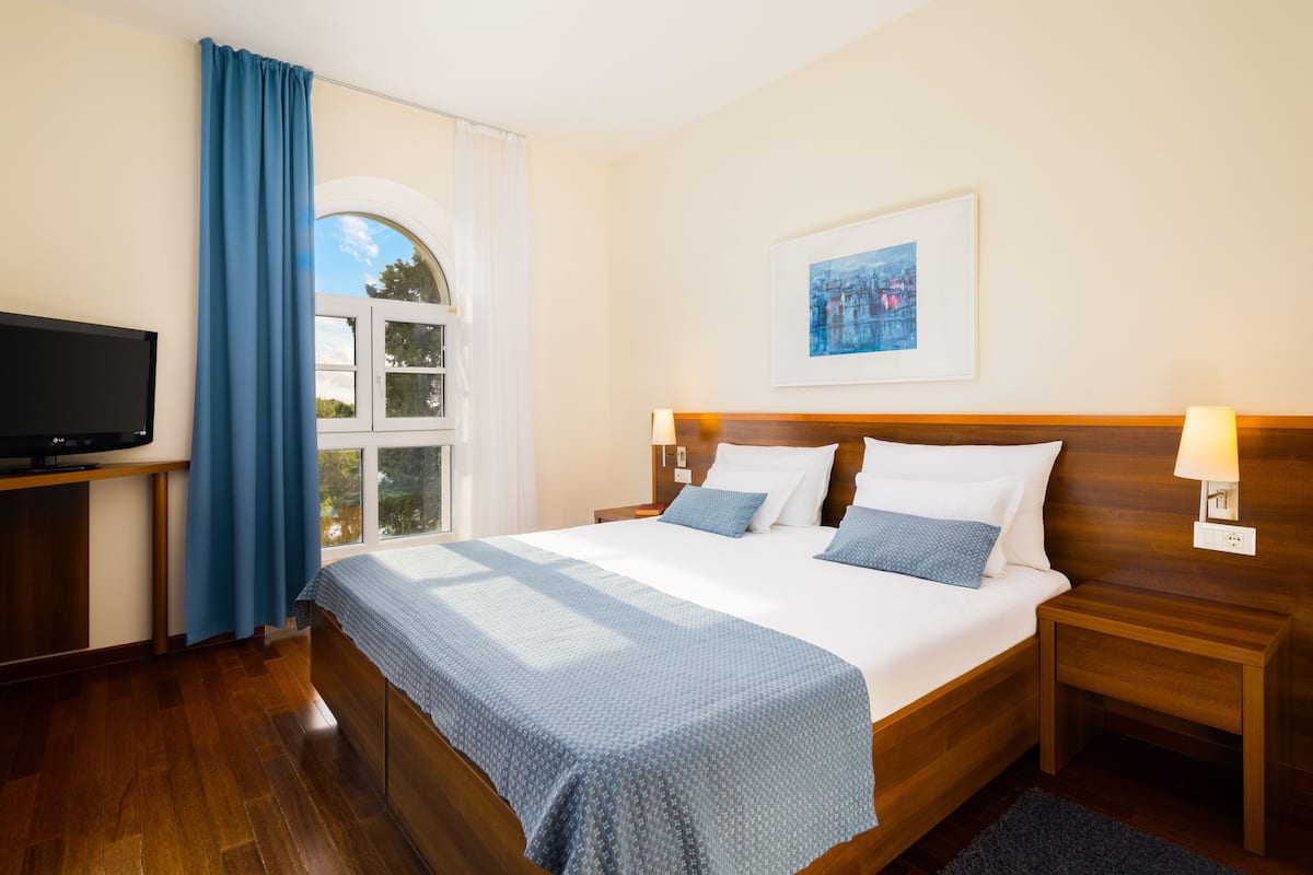 Premium suite with balcony | 迷你吧、房內夾萬、書桌、免費 Wi-Fi