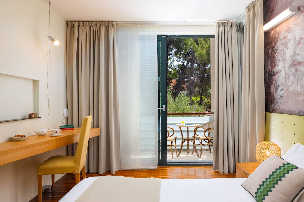 superior double room with balcony, park view | 1 bedroom, minibar, in-room safe, desk