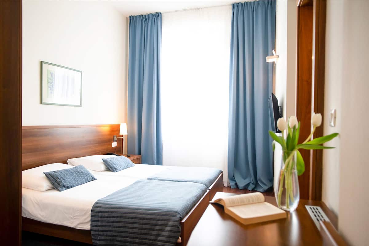 Minibar, in-room safe, desk, WiFi (free)
