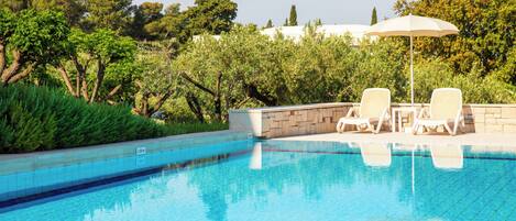 Utendørsbasseng, bassengparasoller og solsenger