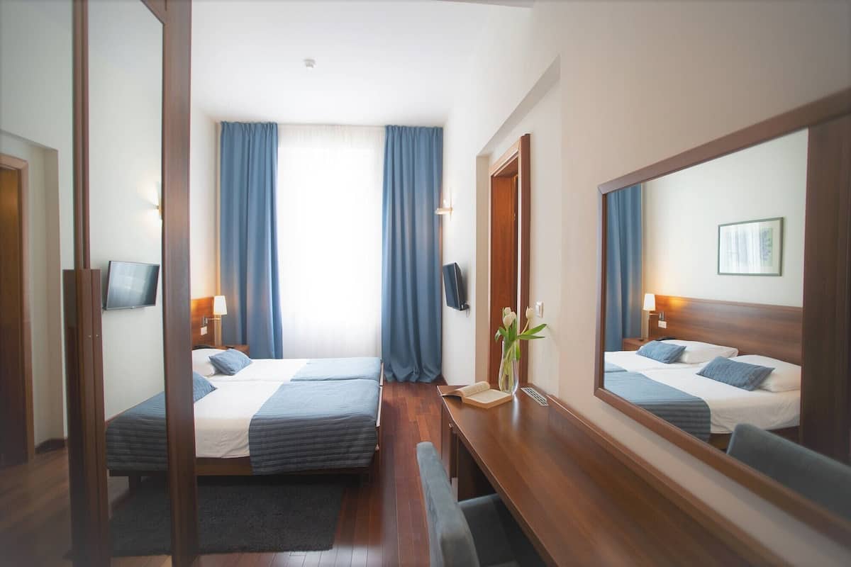 1 slaapkamer, een minibar, een kluis op de kamer, een bureau