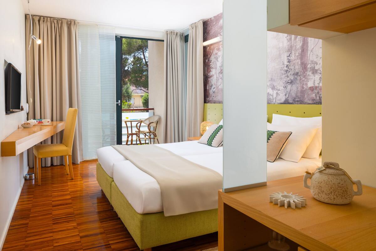 Superior double room with balcony, park view | 迷你吧、房內夾萬、書桌、免費 Wi-Fi