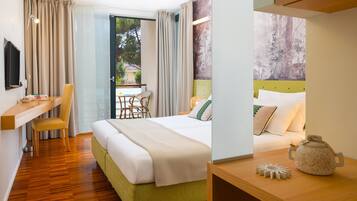 Superior double room with balcony, park view | 1 habitación, minibar, caja de seguridad en la habitación y escritorio