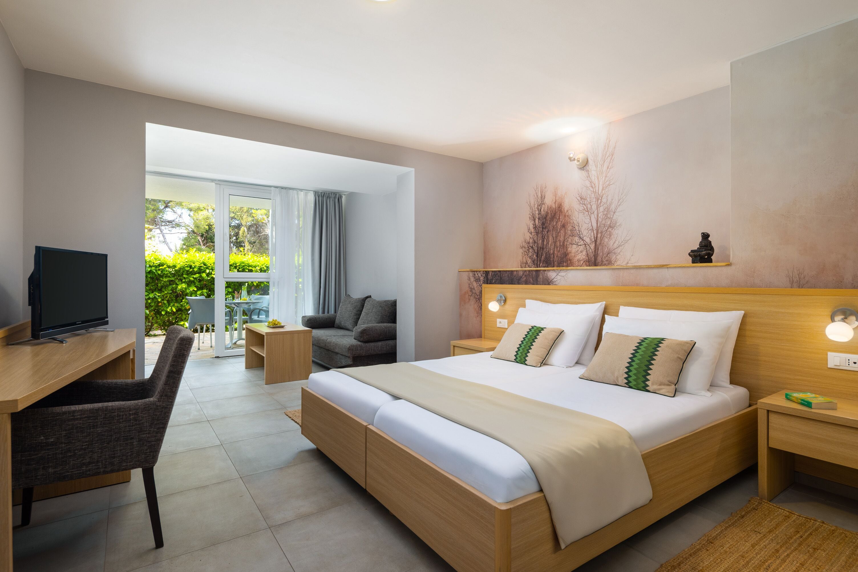 Superior Garden Room with Terrace | ミニバー、セーフティボックス (室内)、デスク、WiFi (無料)