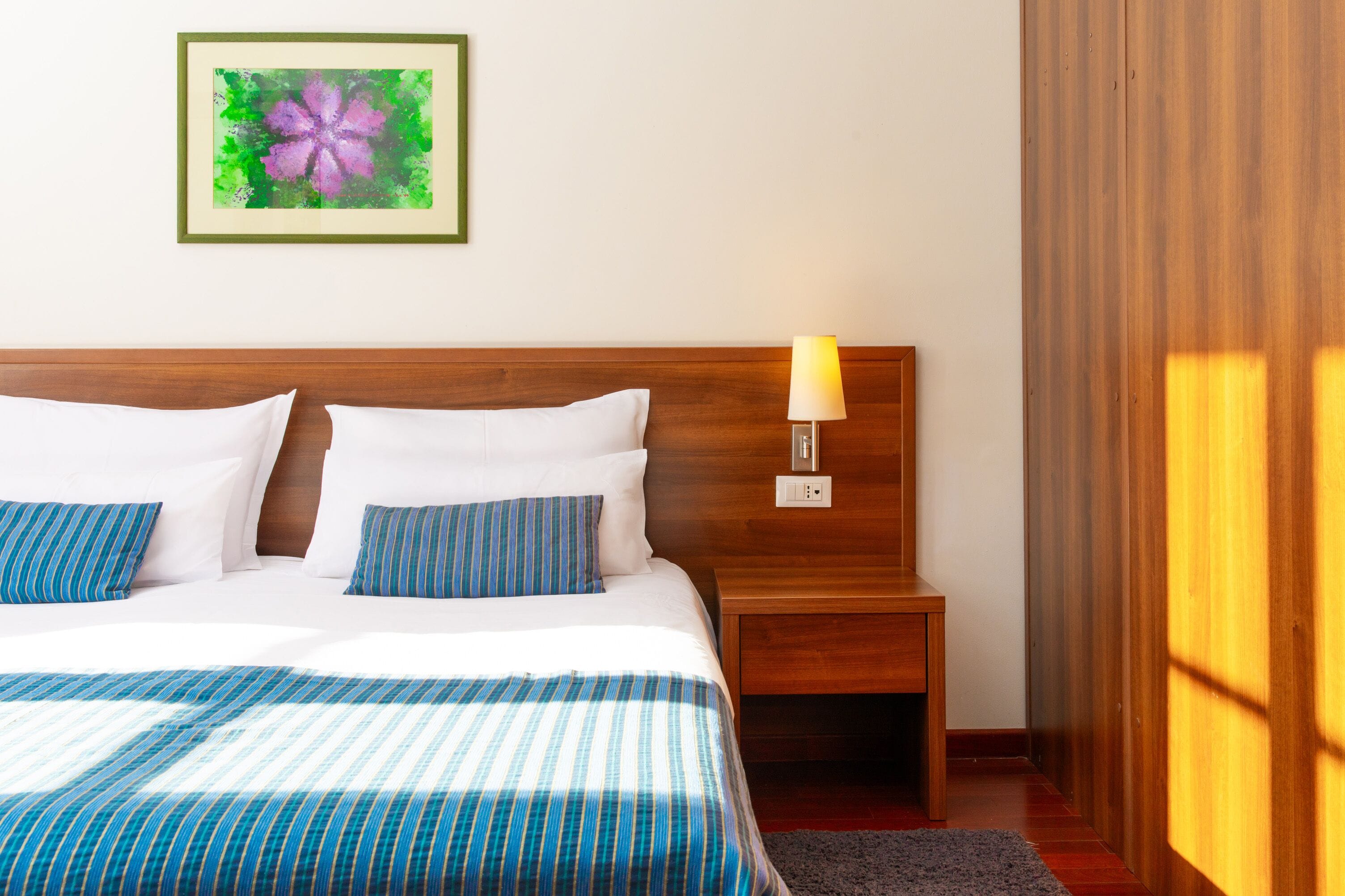 Minibar, két bảo mật tại phòng, bàn 