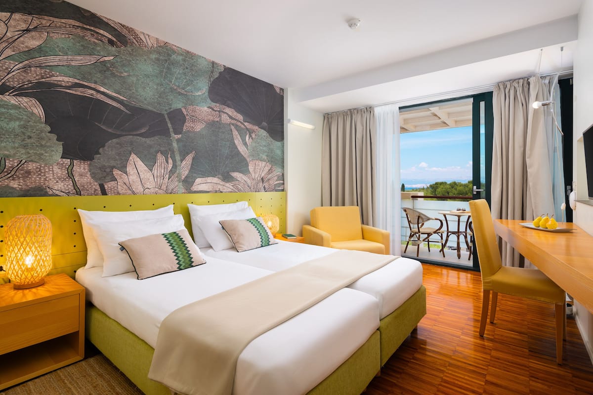 Superior double room with sea view balcony | 1 slaapkamer, een minibar, een kluis op de kamer, een bureau