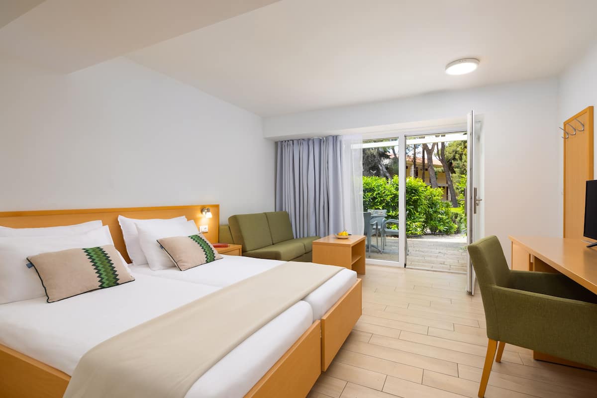 Junior suite with balcony | 1 slaapkamer, een minibar, een kluis op de kamer, een bureau
