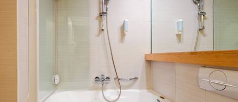 Une salle de bain moderne avec une douche à parois de verre, une baignoire sur pieds et un meuble-lavabo en bois.