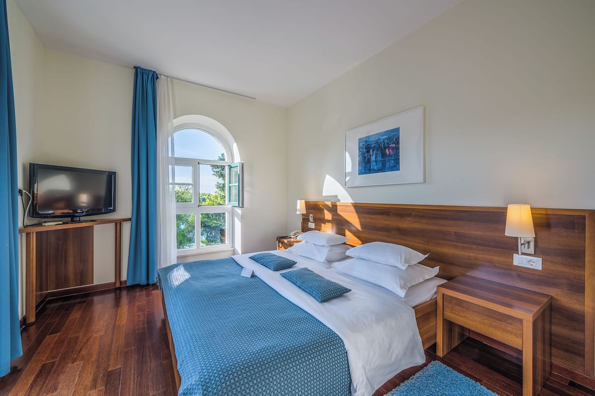 Premium suite with balcony | 1 slaapkamer, een minibar, een kluis op de kamer, een bureau