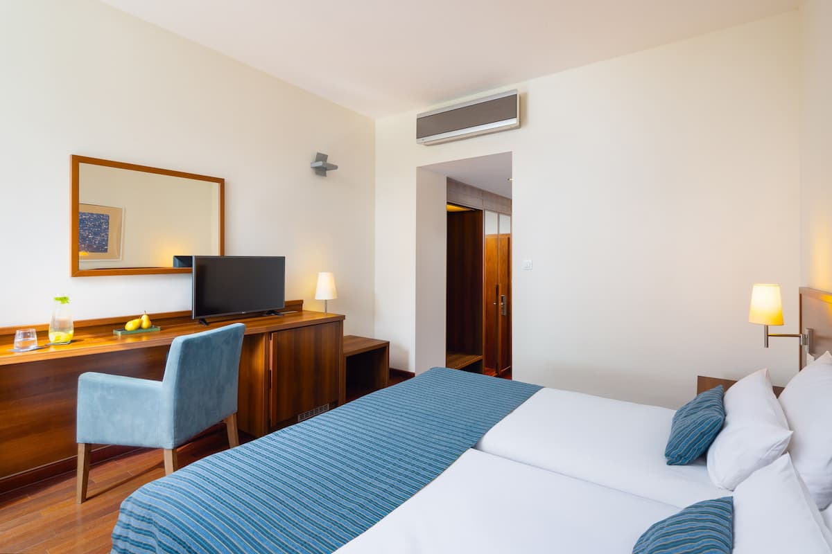 Phòng đôi Premium | Minibar, két bảo mật tại phòng, bàn