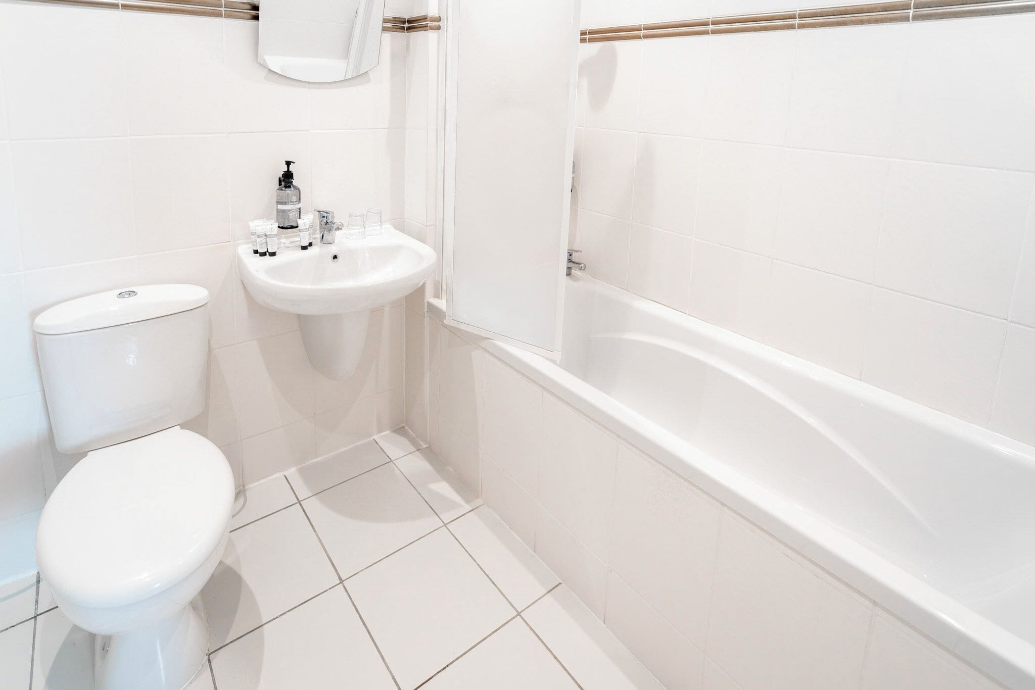Habitación doble ejecutiva | Baño | Regadera, amenidades de baño gratuitas, secadora de cabello, toallas 