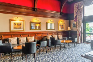 2 bares/lounges