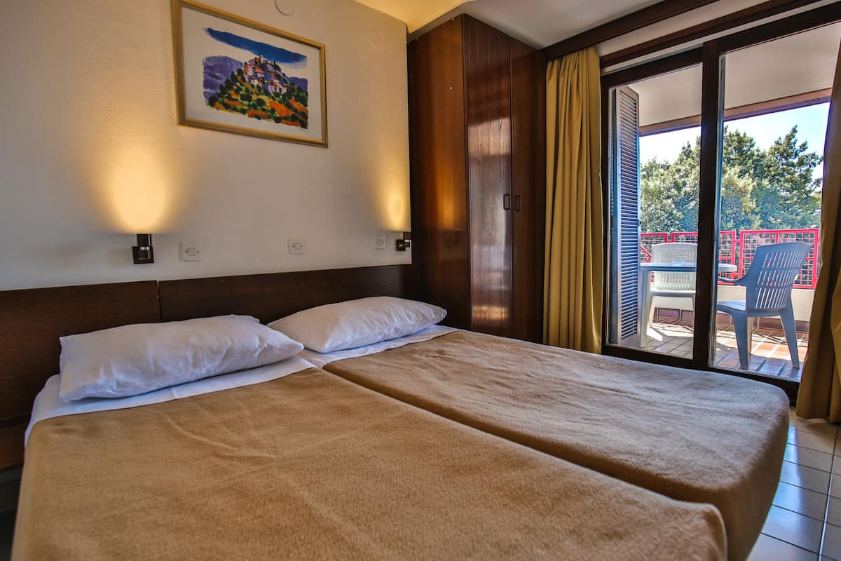 In-room safe, cribs (free), bed sheets