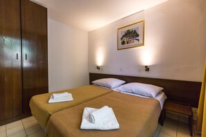 Standard Apartment, 1 Bedroom, Park View (2+1) | Peti besi dalam bilik, katil bayi/kot (percuma), cadar katil 