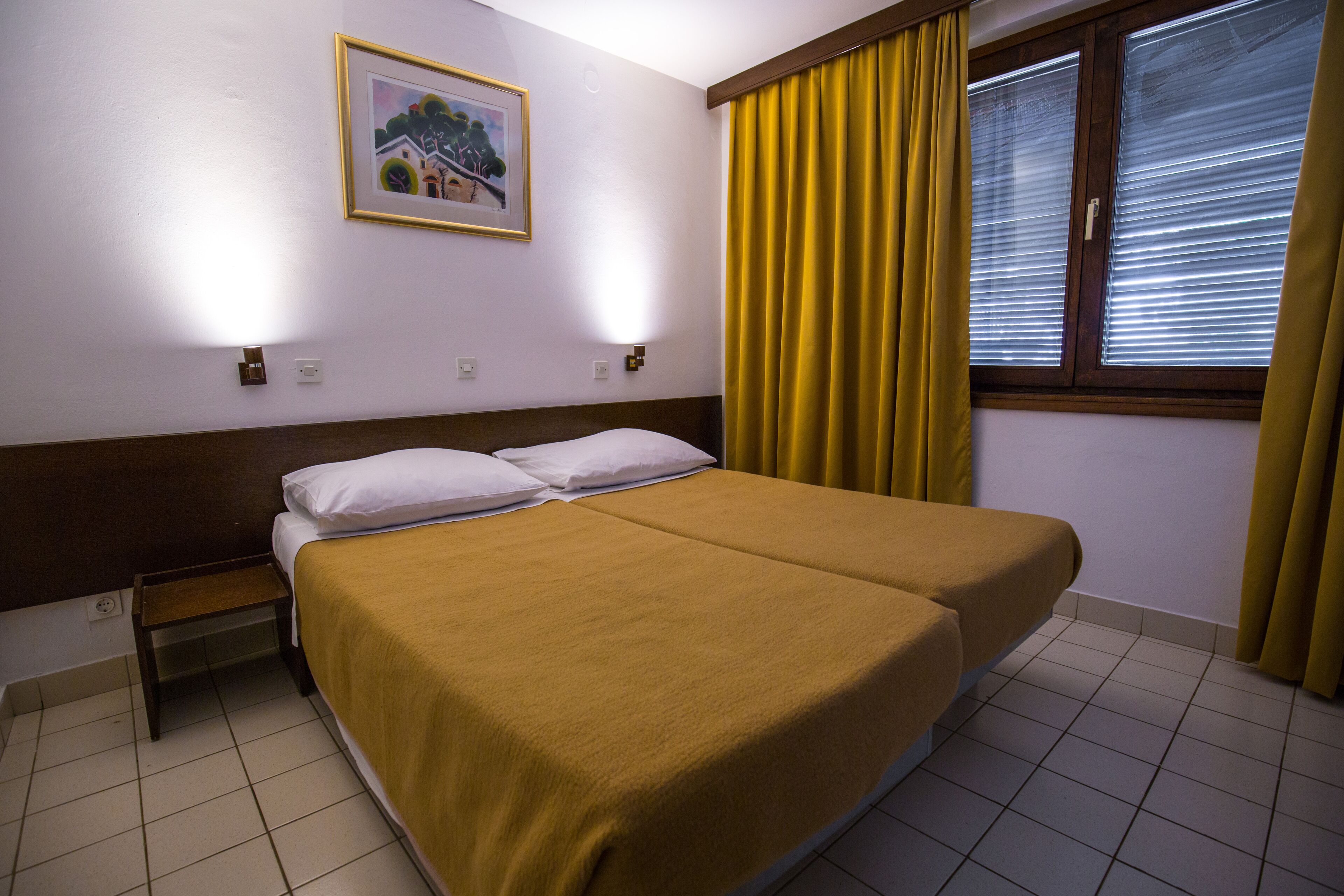 Caja de seguridad en la habitación, cunas gratuitas y ropa de cama 