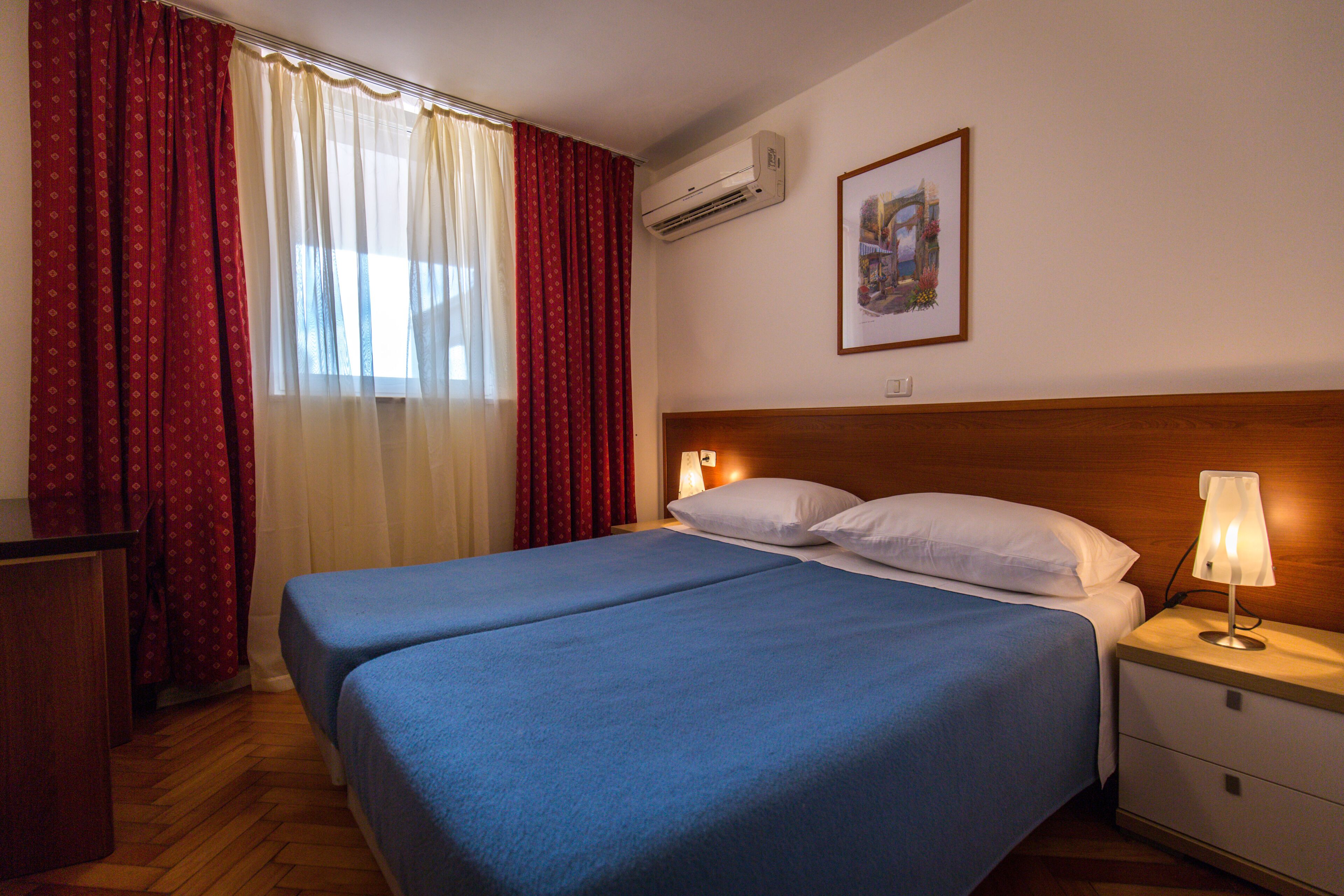 Caja de seguridad en la habitación, cunas gratuitas y ropa de cama 