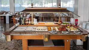 A buffet with various food items and condiments. - Horizont Resort (Pula)
