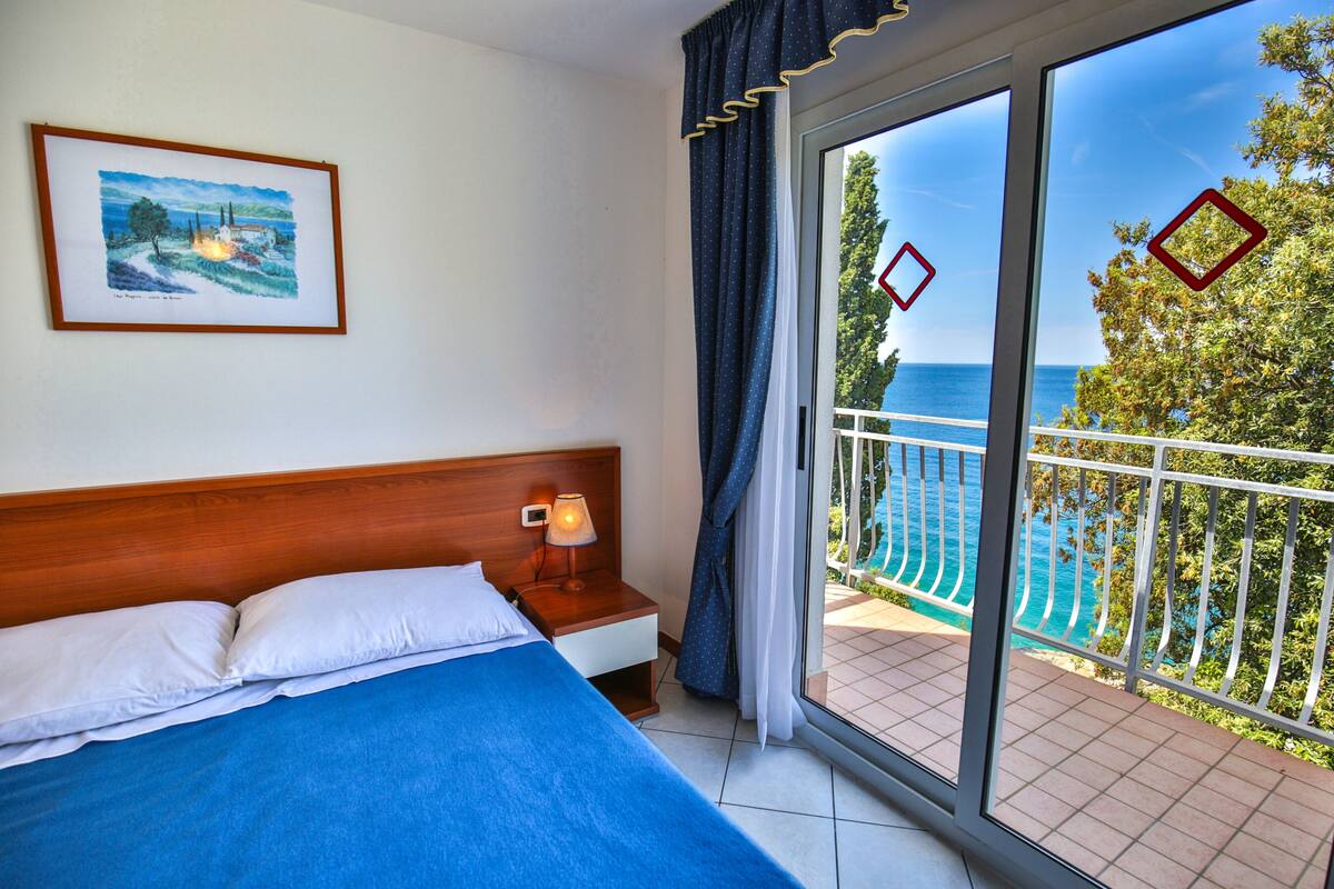 Superior Apartment, 1 Bedroom, Sea View (2+2) | In-room safe, cribs (free), bed sheets