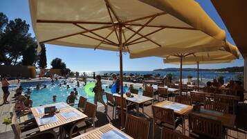 4 restaurants, spécialités Cuisine internationale