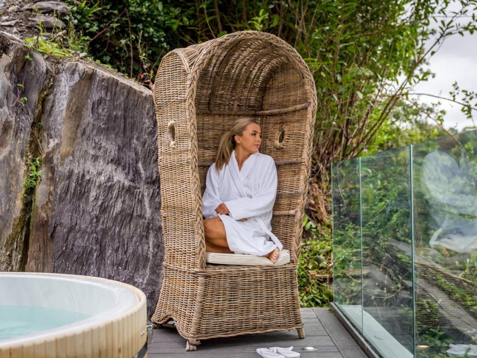 couples treatment room(s), sauna, hot tub