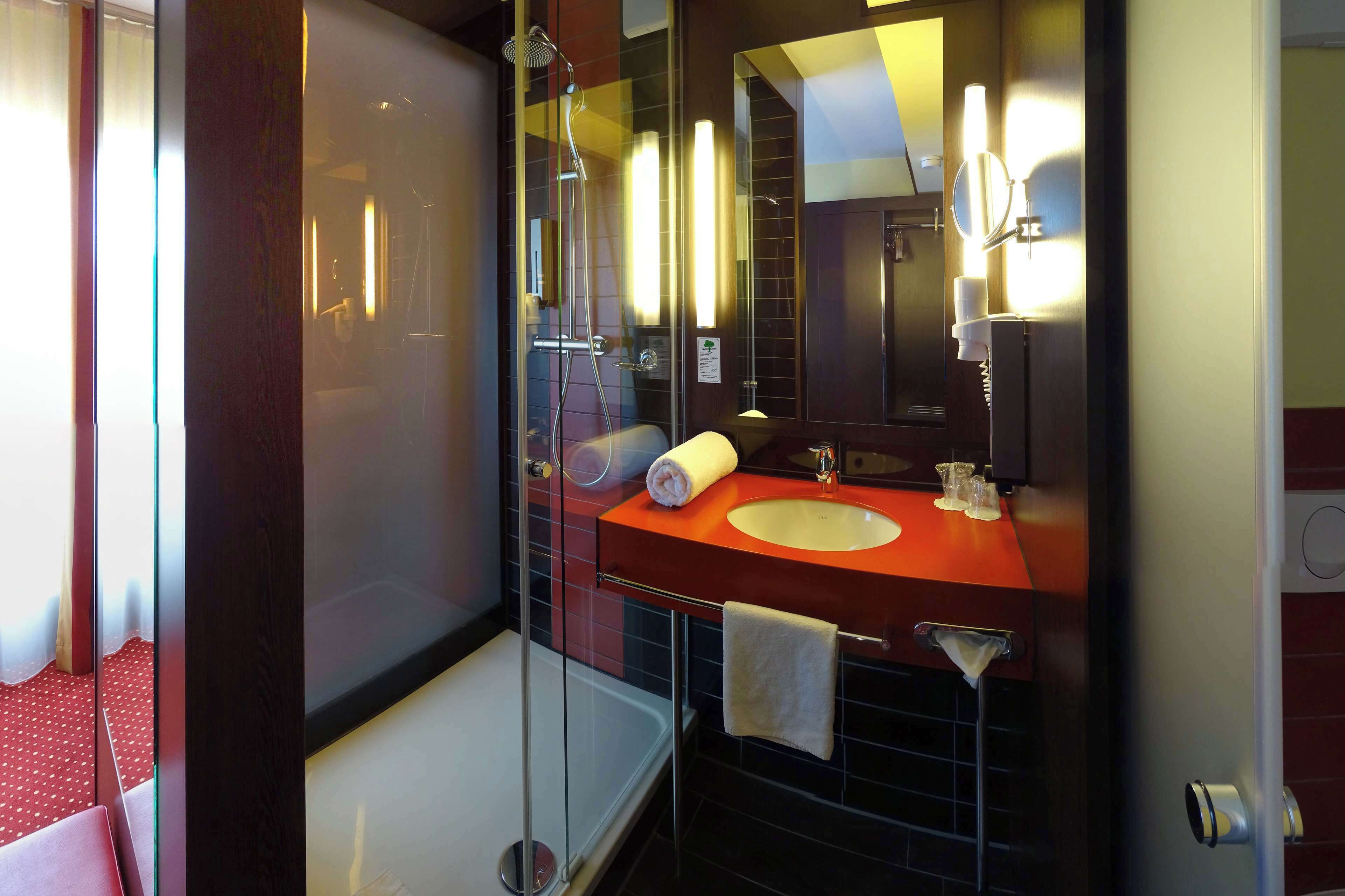 shower, rainfall showerhead, free toiletries, hair dryer