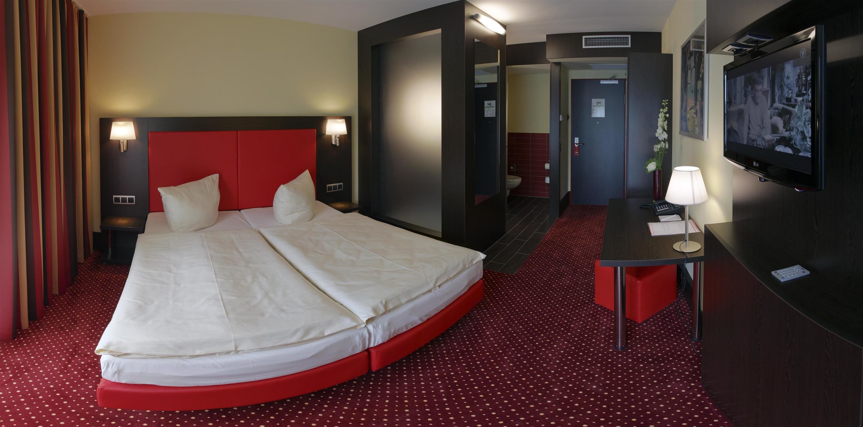 comfort room, 1 double bed | hypo-allergenic bedding, minibar, in-room safe, desk