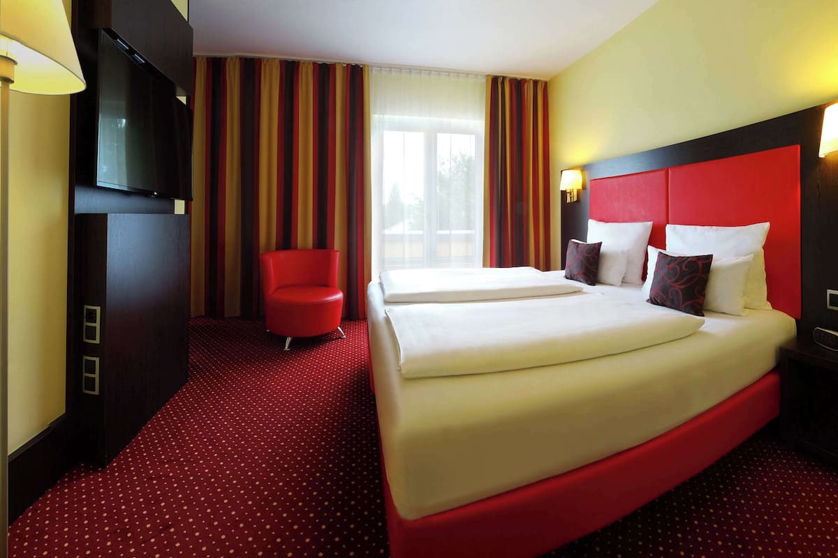 Hypo-allergenic bedding, minibar, in-room safe, desk