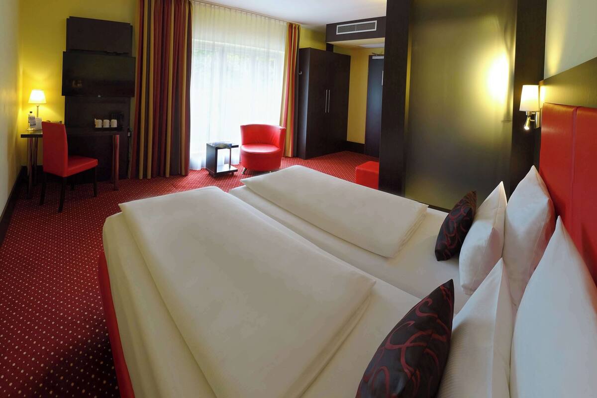 comfort room, 1 double bed | room amenity