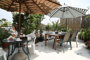 Outdoor dining - Colonels Retreat (New Delhi)