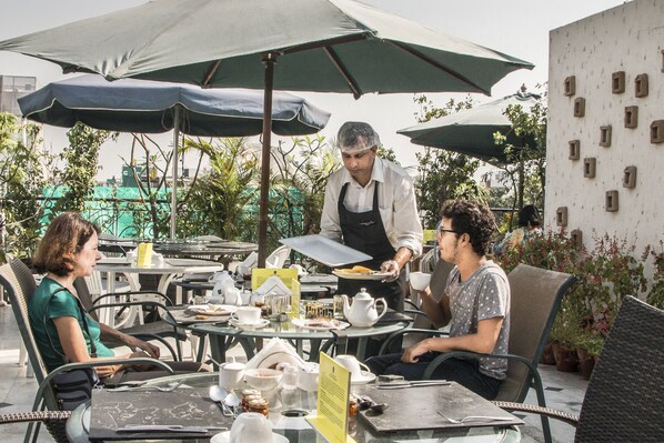 Free cooked-to-order breakfast - Colonels Retreat (New Delhi)